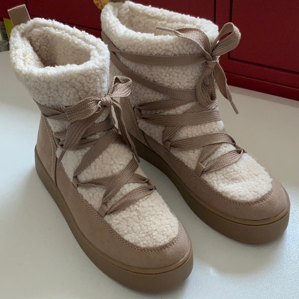 Universal Thread Taupe Size 8.5 NWOT NEVER WORN